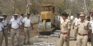 ಮೈಸೂರು | ರೋಡ್ ರೋಲರ್ ಹತ್ತಿಸಿ ದೋಷಪೂರಿತ 378 ಸೈಲೆನ್ಸರ್‌ ನಾಶ