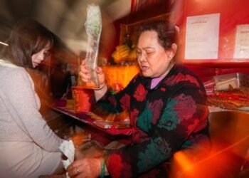 ಶತ್ರುಗಳಿಗೆ ಶಾಪ ಹಾಕಬೇಕೇ, 600 ರೂ. ಕೊಟ್ರೆ ಸಾಕು | ಹಾಂಕಾಂಗ್ನ ‘ಚಪ್ಪಲಿ ಪೂಜೆ’ ಇದೀಗ ಭಾರೀ ವೈರಲ್!