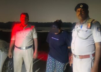 ಕೆರೆಗೆ ಹಾರಿ ಮಹಿಳೆ ಆತ್ಮಹತ್ಯೆಗೆ ಯತ್ನ.. ಪೊಲೀಸರಿಂದ ಉಳಿಯಿತು ಪ್ರಾಣ!