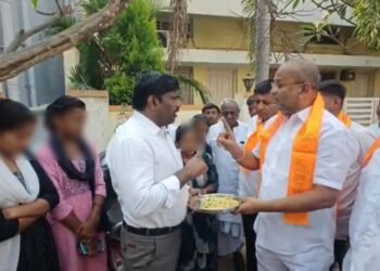 ವಸತಿ ನಿಲಯದ ಅವ್ಯವಸ್ಥೆ | ಬೆಳಗಿನ ಉಪಹಾರ ಹಿಡಿದು ಶಾಸಕರ ಮನೆಗೆ ಬಂದ ವಿದ್ಯಾರ್ಥಿನಿಯರು