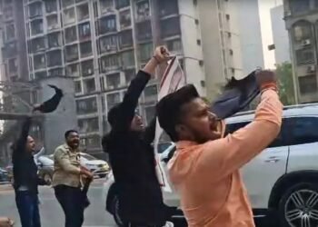 ಕಾಂಗ್ರೆಸ್ ‘ಅರೆಬೆತ್ತಲೆ’ ಪ್ರತಿಭಟನೆಗೆ ಬಿಜೆಪಿ ತಿರುಗೇಟು | ರಾಹುಲ್ ಗಾಂಧಿಗೆ ಕಪ್ಪು ಬಾವುಟ ಪ್ರದರ್ಶನ