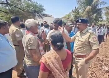 ಸ್ಮಶಾನಕ್ಕೆ ದಾರಿ ಇಲ್ಲದೆ ಅತಂತ್ರ ಸ್ಥಿತಿ | ರಸ್ತೆಯಲ್ಲಿ ಮೃತದೇಹವಿಟ್ಟು ಗ್ರಾಮಸ್ಥರ ಪ್ರತಿಭಟನೆ