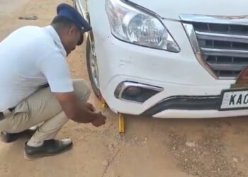 ನೋ ಪಾರ್ಕಿಂಗ್ ಸ್ಥಳಗಳಲ್ಲಿ ವೆಹಿಕಲ್‌ ಪಾರ್ಕಿಂಗ್ | ಸರ್ಕಾರಿ ವಾಹನಕ್ಕೂ ಬಿತ್ತು ಫೈನ್