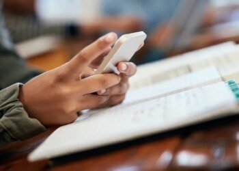 ರಾಜ್ಯದಲ್ಲಿ 16 ವರ್ಷದೊಳಗಿನ ಮಕ್ಕಳಿಗೆ ಮೊಬೈಲ್ ನಿಷೇಧ? ಸೋಶಿಯಲ್ ಮೀಡಿಯಾಗೂ ಬ್ರೇಕ್?