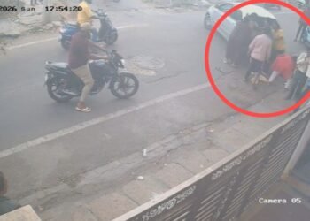 ಕಾರಿನಲ್ಲಿ ಬಂದ ಯುವಕನಿಂದ ವೃದ್ಧನ ಮೇಲೆ ಅಮಾನುಷ ಹಲ್ಲೆ | ಸಿಸಿಟಿವಿಯಲ್ಲಿ ದೃಶ್ಯ ಸೆರೆ