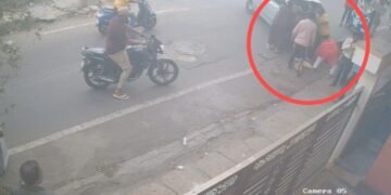 ಕಾರಿನಲ್ಲಿ ಬಂದ ಯುವಕನಿಂದ ವೃದ್ಧನ ಮೇಲೆ ಅಮಾನುಷ ಹಲ್ಲೆ | ಸಿಸಿಟಿವಿಯಲ್ಲಿ ದೃಶ್ಯ ಸೆರೆ