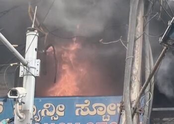 ಬೆಂಗಳೂರಲ್ಲಿ ಹೊತ್ತಿ ಉರಿದ ಹಾರ್ಡ್‌ವೇರ್ ಶಾಪ್‌ | ತಪ್ಪಿದ ಭಾರೀ ಅನಾಹುತ