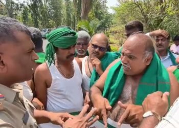 ನಾಗರಹೊಳೆ-ಬಂಡೀಪುರದಲ್ಲಿ ಸಫಾರಿ ಪುನಾರಂಭಕ್ಕೆ ವಿರೋಧ | ರೈತರ ಅರೆಬೆತ್ತಲೆ ಪ್ರತಿಭಟನೆ