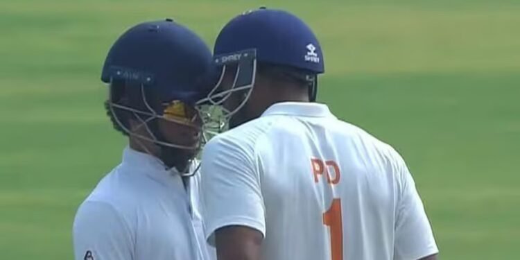 ರಣಜಿ ಟ್ರೋಫಿ ಫೈನಲ್ | ಕರ್ನಾಟಕ ಆಟಗಾರನಿಗೆ ಡಿಚ್ಚಿ ಹೊಡೆದ ಕಾಶ್ಮೀರದ ಕ್ಯಾಪ್ಟನ್‌.. ವಿಡಿಯೋ ವೈರಲ್‌!