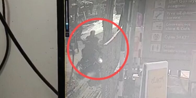 ಬೆಂಗಳೂರಿನ ಹದಗೆಟ್ಟ ರಸ್ತೆಯಿಂದ ಮತ್ತೊಂದು ಅವಾಂತರ | ಮಕ್ಕಳು ಜಸ್ಟ್‌ ಮಿಸ್‌!