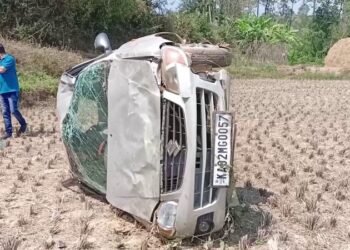 ಚಾಲಕನ ನಿಯಂತ್ರಣ ತಪ್ಪಿ ಗದ್ದೆಗೆ ಪಲ್ಟಿ ಹೊಡೆದ ಕಾರು!