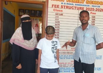 ಸಿಂಧನೂರು | ಕೂದಲು ಜಾಸ್ತಿ ಬಿಟ್ಟಿದ್ದಾನೆ ಎಂದು ಎರ್ರಾಬಿರ್ರಿಯಾಗಿ ಕತ್ತರಿಸಿದ ಶಿಕ್ಷಕರು : ಪೋಷಕರ ಆಕ್ರೋಶ