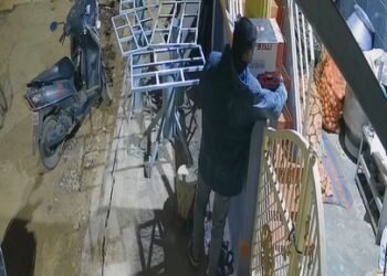 ಕಾಂಪೌಂಡ್ ಏರಿ ಬಂದು ಕಾರ್ ವಾಷಿಂಗ್ ಯಂತ್ರ ಕದ್ದೊಯ್ದ ಕಳ್ಳ