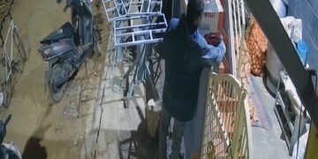 ಕಾಂಪೌಂಡ್ ಏರಿ ಬಂದು ಕಾರ್ ವಾಷಿಂಗ್ ಯಂತ್ರ ಕದ್ದೊಯ್ದ ಕಳ್ಳ