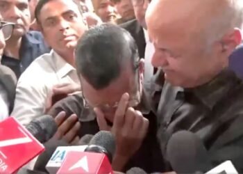 ಮಾಧ್ಯಮಗಳ ಮುಂದೆ ಬಿಕ್ಕಿ ಬಿಕ್ಕಿ ಅತ್ತ ಅರವಿಂದ್ ಕೇಜ್ರಿವಾಲ್.. ಸಿಸೋಡಿಯಾ ಸಾಂತ್ವನ