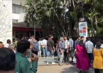 ಕೋಲ್ಕತ್ತಾದಲ್ಲಿ ಪ್ರಬಲ ಭೂಕಂಪ | ಕಟ್ಟಡದಿಂದ ಓಡೋಡಿ ಹೊರ ಬಂದ ಜನ!