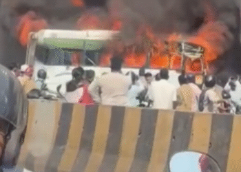 ಬೆಂಗಳೂರಿನಲ್ಲಿ ಹಾಡಹಗಲೇ ಹೊತ್ತಿ ಉರಿದ ಬಸ್.. ಬೆಚ್ಚಿಬಿದ್ದ ಜನ!