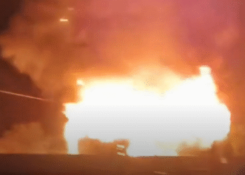 ನೆಲಮಂಗಲ | ವಿದ್ಯುತ್ ಕಂಬಕ್ಕೆ ಡಿಕ್ಕಿ ಹೊಡೆದು ಹೊತ್ತಿ ಉರಿದ ಖಾಸಗಿ ಬಸ್‌