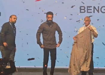 ಬೆಂಗಳೂರಿಗೆ ‘ತಾರಕ್’ ಎಂಟ್ರಿ..! ಜೂ. NTR ನೋಡಲು ಮುಗಿಬಿದ್ದ ಫ್ಯಾನ್ಸ್‌ಗೆ ಪೊಲೀಸ್ ಲಾಠಿ ಚಾರ್ಜ್‌