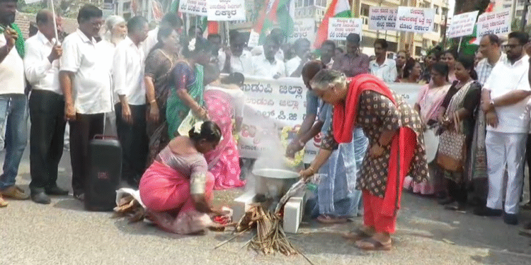 ಗ್ಯಾಸ್ ದರ ಏರಿಕೆಗೆ ಉಡುಪಿ ಜಿಲ್ಲಾ ಕಾಂಗ್ರೆಸ್‌ ಆಕ್ರೋಶ.. ರಸ್ತೆಯಲ್ಲೇ ಚಹಾ ತಯಾರಿಸಿ ಪ್ರೊಟೆಸ್ಟ್‌