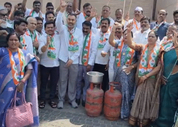 ಬಳ್ಳಾರಿ : ಸಿಲಿಂಡರ್ ದರ ಏರಿಕೆ ಖಂಡಿಸಿ ಜಿಲ್ಲಾ ಕಾಂಗ್ರೆಸ್‌ನಿಂದ ಪ್ರತಿಭಟನೆ