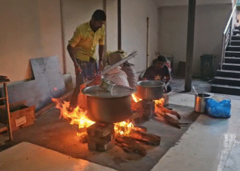 ಸಿಲಿಂಡರ್ ಹೊಡೆತಕ್ಕೆ ಬೇಸತ್ತು ಸೌದೆ ಮೊರೆ ಹೋದ ಹೋಟೆಲ್ ಮಾಲೀಕರು