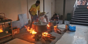 ಸಿಲಿಂಡರ್ ಹೊಡೆತಕ್ಕೆ ಬೇಸತ್ತು ಸೌದೆ ಮೊರೆ ಹೋದ ಹೋಟೆಲ್‌ ಮಾಲೀಕರು