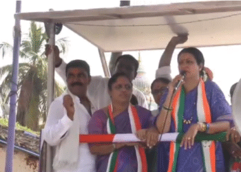 ದಾವಣಗೆರೆ ದಕ್ಷಿಣದಲ್ಲಿ ಗರಿಗೆದರಿದ ಪ್ರಚಾರ ಭರಾಟೆ.. ಮಗನ ಪರ ಮತಯಾಚನೆಗಿಳಿದ ಪ್ರಭಾ ಮಲ್ಲಿಕಾರ್ಜುನ್