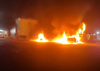 ಟ್ರಕ್​​ಗೆ ಗುದ್ದಿ ಹೊತ್ತಿ ಉರಿದ ಕಾರು : ಪವಾಡದಂತೆ ಬದುಕುಳಿದ ಚಾಲಕ