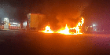 ಟ್ರಕ್ಗೆ ಗುದ್ದಿ ಹೊತ್ತಿ ಉರಿದ ಕಾರು : ಪವಾಡದಂತೆ ಬದುಕುಳಿದ ಚಾಲಕ