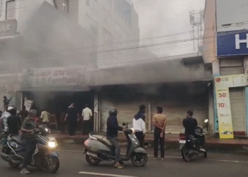 ಶಾರ್ಟ್ ಸರ್ಕ್ಯೂಟ್‌ನಿಂದ ಹೊತ್ತಿ ಉರಿದ ಫರ್ನಿಚರ್ ಶಾಪ್‌