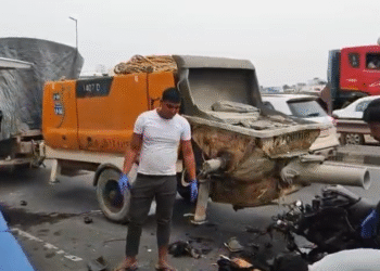 ಕನ್ಸ್ಟ್ರಕ್ಷನ್ ಲಾರಿ ಹಿಂಬದಿಗೆ ಬೈಕ್ ಡಿಕ್ಕಿ.. ಸವಾರ ಸಾವು