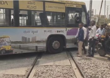 ರೈಲು ಹಳಿ ಮೇಲೆಯೇ ಕೆಟ್ಟು ನಿಂತ BMTC ಬಸ್‌.. ಸಾರಿಗೆ ಸಚಿವರ ಹುಟ್ಟೂರಲ್ಲಿ ತಪ್ಪಿದ ಭಾರೀ ದುರಂತ
