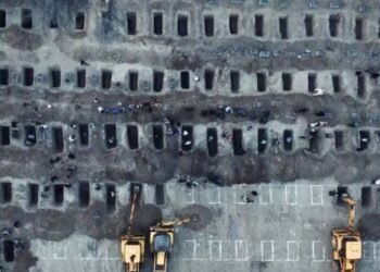 ಇರಾನ್‌ನಲ್ಲಿ ಹೆಣಗಳ ರಾಶಿ.. ಜೆಸಿಬಿಯಿಂದ ಗುಂಡಿ ತೆಗೆದು ಸಾಮೂಹಿಕ ಅಂತ್ಯಕ್ರಿಯೆ!