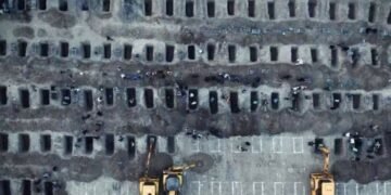 ಇರಾನ್‌ನಲ್ಲಿ ಹೆಣಗಳ ರಾಶಿ.. ಜೆಸಿಬಿಯಿಂದ ಗುಂಡಿ ತೆಗೆದು ಸಾಮೂಹಿಕ ಅಂತ್ಯಕ್ರಿಯೆ!