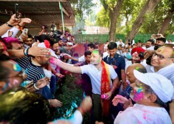 ದೇಶದೆಲ್ಲೆಡೆ ಹೋಳಿ ಹಬ್ಬದ ಸಂಭ್ರಮ | ತಮ್ಮ ಕಾರ್ಯಕರ್ತರೊಂದಿಗೆ ಕಲರ್‌ಫುಲ್ ಬಣ್ಣಗಳಲ್ಲಿ ಮಿಂದೆದ್ದ ರಾಗಾ