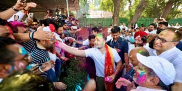 ದೇಶದೆಲ್ಲೆಡೆ ಹೋಳಿ ಹಬ್ಬದ ಸಂಭ್ರಮ | ತಮ್ಮ ಕಾರ್ಯಕರ್ತರೊಂದಿಗೆ ಕಲರ್‌ಫುಲ್ ಬಣ್ಣಗಳಲ್ಲಿ ಮಿಂದೆದ್ದ ರಾಗಾ