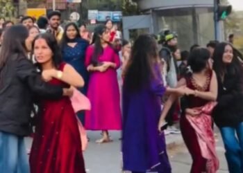 ವಿಧಾನಸೌಧದ ಮುಂಭಾಗ ಕೈ ಕೈ ಮಿಲಾಯಿಸಿದ ಹುಡುಗಿಯರು | ನಡುರಸ್ತೆಯಲ್ಲೇ ಜಡೆ ಜಗಳ