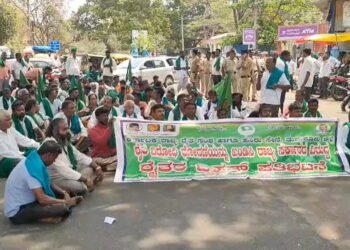 ಸರ್ಕಾರದ ರೈತ ವಿರೋಧಿ ನೀತಿ ಖಂಡಿಸಿ ತುಮಕೂರಲ್ಲಿ ಧರಣಿ ಸತ್ಯಾಗ್ರಹ