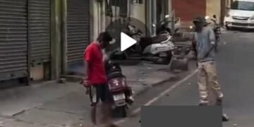 ಬೆಂಗಳೂರಿನಲ್ಲಿ ಯುವಕನ ಮೇಲೆ  ಕಿಡಿಗೇಡಿಗಳಿಂದ ಡೆಡ್ಲಿ ಅಟ್ಯಾಕ್.. ವಿಡಿಯೋ ವೈರಲ್‌!