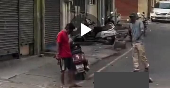 ಬೆಂಗಳೂರಿನಲ್ಲಿ ಯುವಕನ ಮೇಲೆ  ಕಿಡಿಗೇಡಿಗಳಿಂದ ಡೆಡ್ಲಿ ಅಟ್ಯಾಕ್.. ವಿಡಿಯೋ ವೈರಲ್‌!