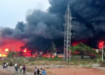 ಬಾಶೆಟ್ಟಿಹಳ್ಳಿ ಕೈಗಾರಿಕಾ ಪ್ರದೇಶದಲ್ಲಿ ಭಾರೀ ಅಗ್ನಿ ಅವಘಡ.. ಹೊತ್ತಿ ಉರಿದ ಕಾರ್ಖಾನೆ!