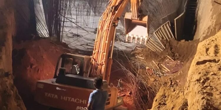 ನಿರ್ಮಾಣ ಹಂತದ ಕಟ್ಟಡದ ಗೋಡೆ ಕುಸಿದು 7 ಕಾರ್ಮಿಕರು ಸಾವು.. ನಾಲ್ವರಿಗೆ ಗಾಯ!