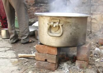 ಗ್ಯಾಸ್‌ ಟ್ರಬಲ್‌ | ಸೌದೆ ಒಲೆ ಮೇಲೆ ಅಡುಗೆ ಮಾಡಿದ ಇಂದಿರಾ ಕ್ಯಾಂಟಿನ್​ ಸಿಬ್ಬಂದಿ