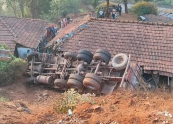 ಚಾಲಕನ ನಿಯಂತ್ರಣ ತಪ್ಪಿ 50 ಅಡಿ ಪ್ರಪಾತಕ್ಕೆ ಬಿದ್ದ ಲಾರಿ!