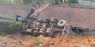 ಚಾಲಕನ ನಿಯಂತ್ರಣ ತಪ್ಪಿ 50 ಅಡಿ ಪ್ರಪಾತಕ್ಕೆ ಬಿದ್ದ ಲಾರಿ!