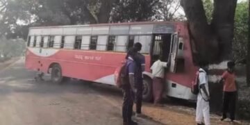 ಕಾರನ್ನು ತಪ್ಪಿಸಲು ಹೋಗಿ ಮರಕ್ಕೆ ಗುದ್ದಿದ ಸರ್ಕಾರಿ ಬಸ್.. ಹಲವರಿಗೆ ಗಾಯ!