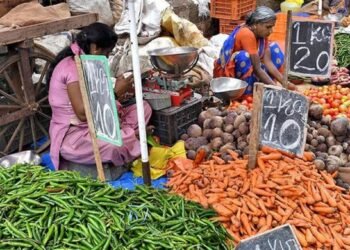 ಯುದ್ಧದ ಬಿಸಿ.. ತರಕಾರಿ ವ್ಯಾಪಾರ ಕುಸಿದು ಬೆಲೆಗಳು ಪಾತಾಳಕ್ಕೆ!
