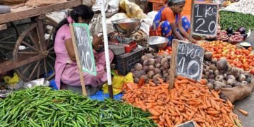 ಯುದ್ಧದ ಬಿಸಿ.. ತರಕಾರಿ ವ್ಯಾಪಾರ ಕುಸಿದು ಬೆಲೆಗಳು ಪಾತಾಳಕ್ಕೆ!