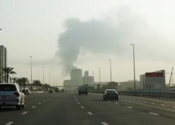 ದುಬೈ ಏರ್‌ಪೋರ್ಟ್ ಬಳಿ ಇರಾನ್ ಡ್ರೋನ್ ದಾಳಿ.. ತೈಲ ಟ್ಯಾಂಕರ್‌ಗೆ ಬೆಂಕಿ, ವಿಮಾನ ಸಂಚಾರ ಸ್ಥಗಿತ!